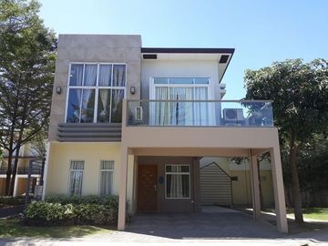4Bedroom House with Balcony, near Okada Manila and Airport