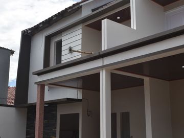 rumah 2 lantai di dalam komplek dan terdapat cctv
