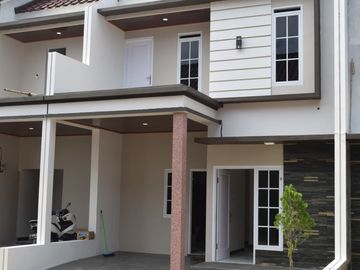 rumah 2 lantai di dalam komplek dan terdapat cctv