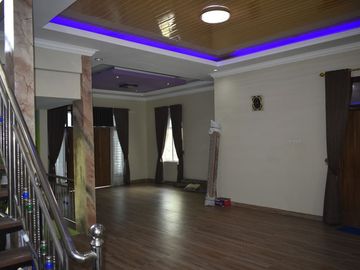 DI JUAL CEPAT RUMAH 2 LANTAI DI JL SIMPANG TIGA FULL INTERIOR +KOLAM