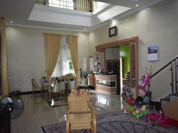DI JUAL CEPAT RUMAH 2 LANTAI DI JL SIMPANG TIGA FULL INTERIOR +KOLAM