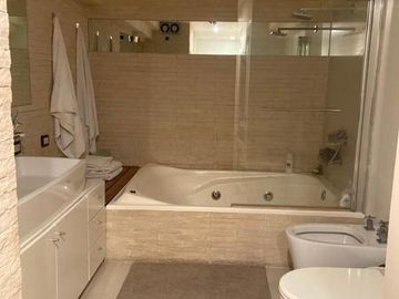 ALQUILER EXCLUSIVO TRIPLEX CON PILETA, DOS COCHERAS - BARRIO PARQUE