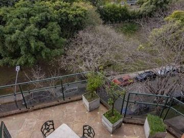 ALQUILER EXCLUSIVO TRIPLEX CON PILETA, DOS COCHERAS - BARRIO PARQUE