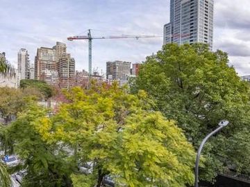 ALQUILER EXCLUSIVO TRIPLEX CON PILETA, DOS COCHERAS - BARRIO PARQUE