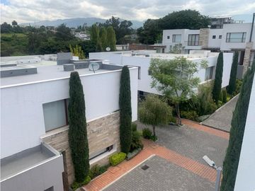 VENDO HERMOSA CASA EN QUITO SECTOR TUMBACO