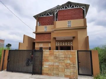 Rumah Baru Siap Huni 2 Lantai SHM di Mojosari Dekat Polres Mojokerto