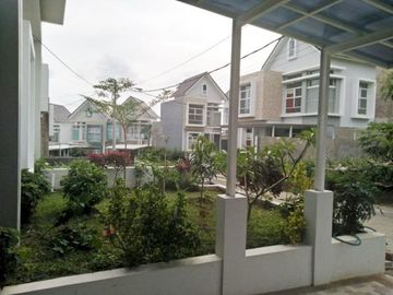 Rumah Nuansa Villa Lokasi di Jalan Utama Wisata Lembang