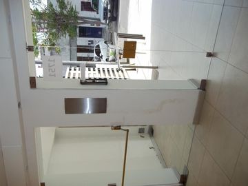 Edificio nuevo! 2 amb., 60 mts propios divisible en 3, con amplias fac! Apto credito bancos,.Posesion ya! balcon con parrilla propia, opcion cochera