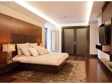 ESPECTACULAR CASA AMOBLADA DE VENTA, CON PISCINA, EN URB. EXCLUSIVA CUMBAYA (Sector Colegio Menor)