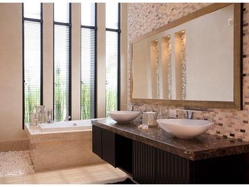 ESPECTACULAR CASA AMOBLADA DE VENTA, CON PISCINA, EN URB. EXCLUSIVA CUMBAYA (Sector Colegio Menor)