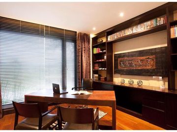 ESPECTACULAR CASA AMOBLADA DE VENTA, CON PISCINA, EN URB. EXCLUSIVA CUMBAYA (Sector Colegio Menor)