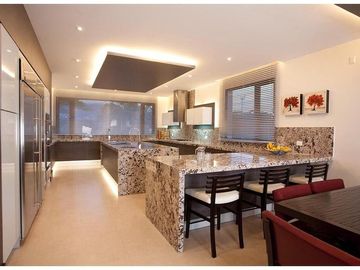 ESPECTACULAR CASA AMOBLADA DE VENTA, CON PISCINA, EN URB. EXCLUSIVA CUMBAYA (Sector Colegio Menor)