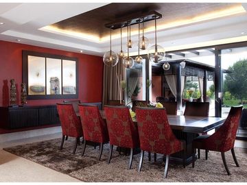ESPECTACULAR CASA AMOBLADA DE VENTA, CON PISCINA, EN URB. EXCLUSIVA CUMBAYA (Sector Colegio Menor)