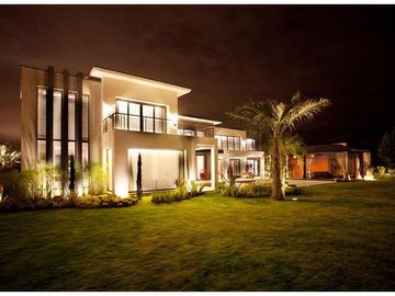 ESPECTACULAR CASA AMOBLADA DE VENTA, CON PISCINA, EN URB. EXCLUSIVA CUMBAYA (Sector Colegio Menor)