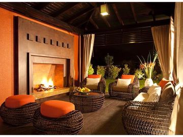 ESPECTACULAR CASA AMOBLADA DE VENTA, CON PISCINA, EN URB. EXCLUSIVA CUMBAYA (Sector Colegio Menor)