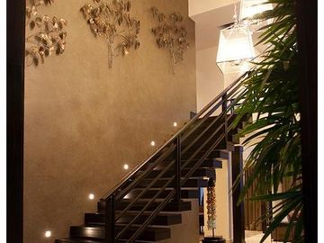 ESPECTACULAR CASA AMOBLADA DE VENTA, CON PISCINA, EN URB. EXCLUSIVA CUMBAYA (Sector Colegio Menor)