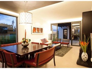 ESPECTACULAR CASA AMOBLADA DE VENTA, CON PISCINA, EN URB. EXCLUSIVA CUMBAYA (Sector Colegio Menor)