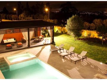 ESPECTACULAR CASA AMOBLADA DE VENTA, CON PISCINA, EN URB. EXCLUSIVA CUMBAYA (Sector Colegio Menor)