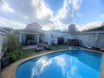 Casa en Venta en AMPLIO JARDÍN CON PISCINA..