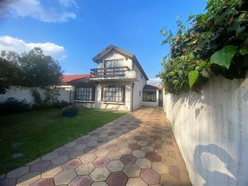Casa en Venta en AMPLIO JARDÍN CON PISCINA..