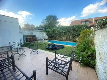 Casa en Venta en AMPLIO JARDÍN CON PISCINA..
