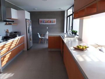 Venta casa 3 dormitorios, amplio jardín, Conjunto Privado, sector Nayón