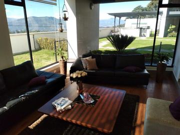 Venta casa 3 dormitorios, amplio jardín, Conjunto Privado, sector Nayón