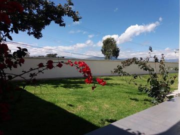 Venta casa 3 dormitorios, amplio jardín, Conjunto Privado, sector Nayón