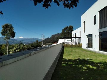 Venta casa 3 dormitorios, amplio jardín, Conjunto Privado, sector Nayón