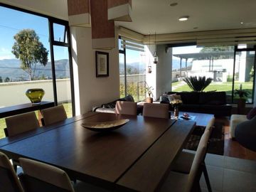 Venta casa 3 dormitorios, amplio jardín, Conjunto Privado, sector Nayón