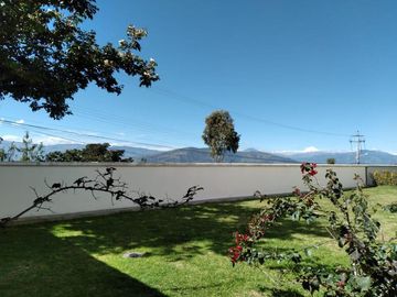 Venta casa 3 dormitorios, amplio jardín, Conjunto Privado, sector Nayón