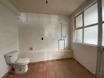 Edificio de 5 departamentos en venta, a media calle Clínica 80. Morelia centro