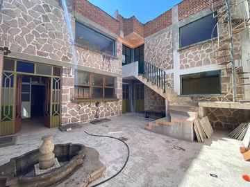 Edificio de 5 departamentos en venta, a media calle Clínica 80. Morelia centro
