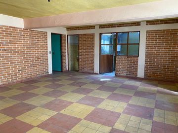 Edificio de 5 departamentos en venta, a media calle Clínica 80. Morelia centro