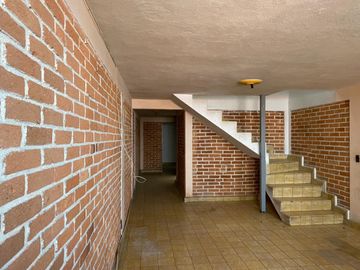 Edificio de 5 departamentos en venta, a media calle Clínica 80. Morelia centro