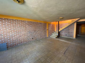 Edificio de 5 departamentos en venta, a media calle Clínica 80. Morelia centro