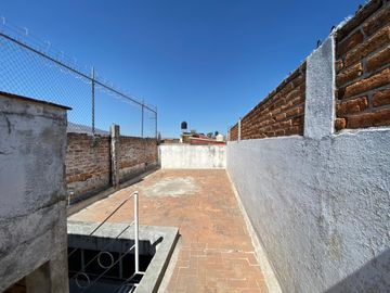 Edificio de 5 departamentos en venta, a media calle Clínica 80. Morelia centro