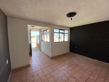 Edificio de 5 departamentos en venta, a media calle Clínica 80. Morelia centro