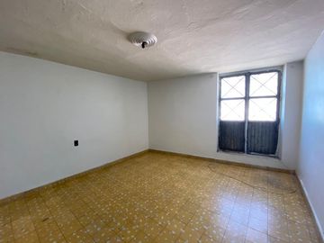 Edificio de 5 departamentos en venta, a media calle Clínica 80. Morelia centro