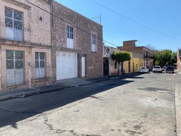 Edificio de 5 departamentos en venta, a media calle Clínica 80. Morelia centro