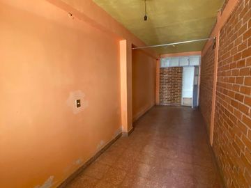 Edificio de 5 departamentos en venta, a media calle Clínica 80. Morelia centro