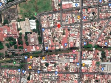 Edificio de 5 departamentos en venta, a media calle Clínica 80. Morelia centro