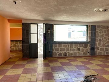 Edificio de 5 departamentos en venta, a media calle Clínica 80. Morelia centro