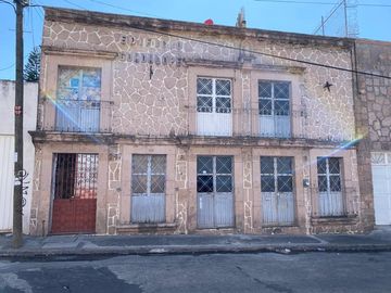 Edificio de 5 departamentos en venta, a media calle Clínica 80. Morelia centro