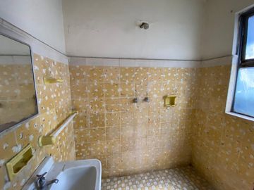 Edificio de 5 departamentos en venta, a media calle Clínica 80. Morelia centro