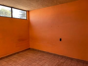 Edificio de 5 departamentos en venta, a media calle Clínica 80. Morelia centro