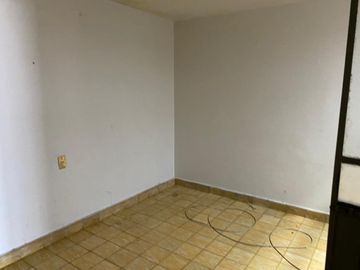 Edificio de 5 departamentos en venta, a media calle Clínica 80. Morelia centro