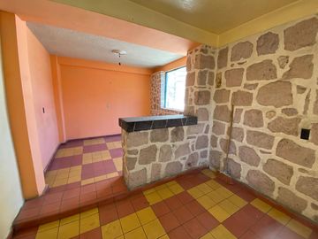 Edificio de 5 departamentos en venta, a media calle Clínica 80. Morelia centro