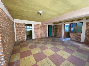 Edificio de 5 departamentos en venta, a media calle Clínica 80. Morelia centro