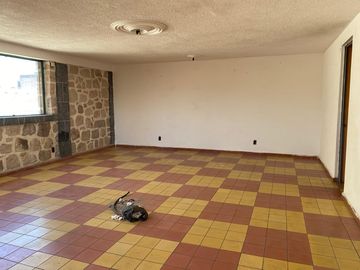 Edificio de 5 departamentos en venta, a media calle Clínica 80. Morelia centro